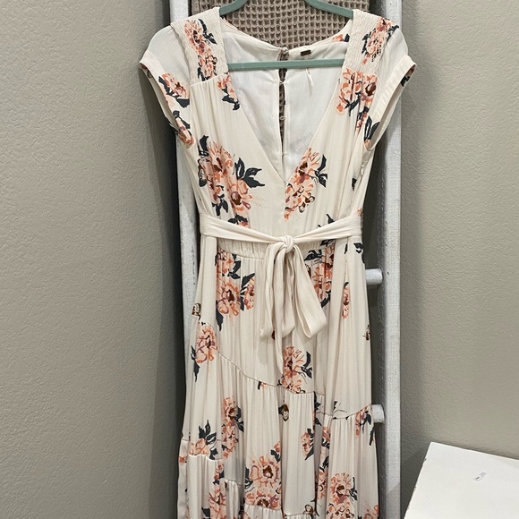 Free People Dresses & Skirts - FREE PEOPLE LOW V-NECK CREAM FLOWER DRESS 🪷